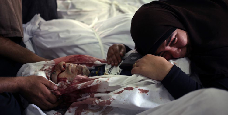 Vítima de violência no Cairo (Khalil Hmra/AP)